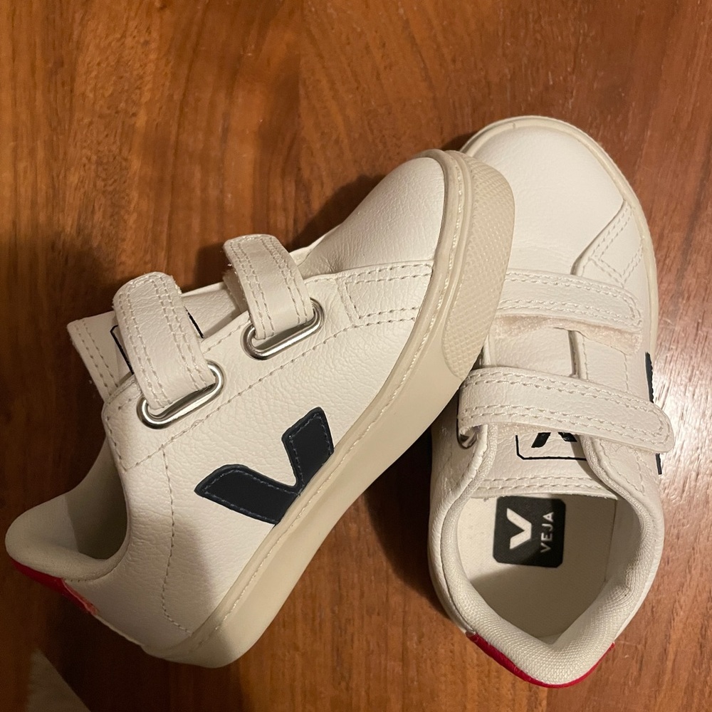Child’s Veja Velcro sneakers